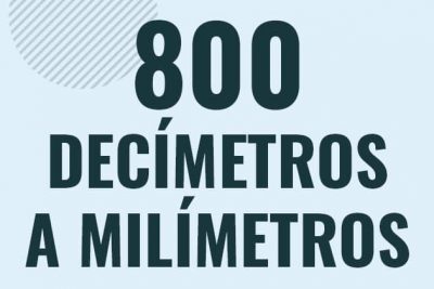 Profesor en pizarra explicando cuanto es 800 decimetros en milimetros o como pasar de 800 dm a mm
