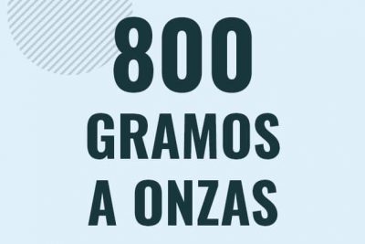 Profesor en pizarra explicando cuanto es 800 gramos en onzas o como pasar de 800 g a oz