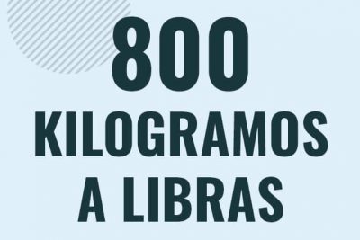 Profesor en pizarra explicando cuanto es 800 kilogramos en libras o como pasar de 800 kg a lb