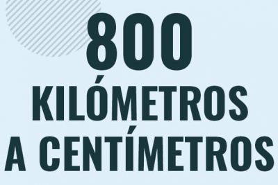 Profesor en pizarra explicando cuanto es 800 kilometros en centimetros o como pasar de 800 km a cm