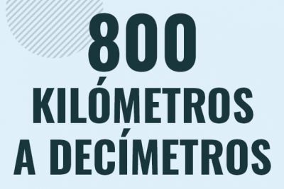 Profesor en pizarra explicando cuanto es 800 kilometros en decimetros o como pasar de 800 km a dm