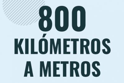 Profesor en pizarra explicando cuanto es 800 kilometros en metros o como pasar de 800 km a m