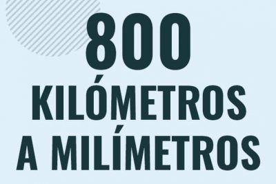 Profesor en pizarra explicando cuanto es 800 kilometros en milimetros o como pasar de 800 km a mm