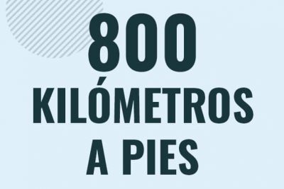 Profesor en pizarra explicando cuanto es 800 kilometros en pies o como pasar de 800 km a ft