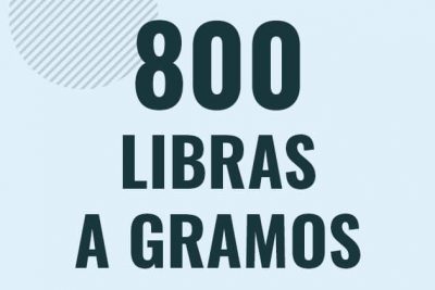Profesor en pizarra explicando cuanto es 800 libras en gramos o como pasar de 800 lb a g