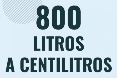 Profesor en pizarra explicando cuanto es 800 litros en centilitros o como pasar de 800 l a cl