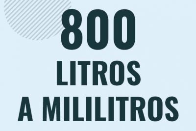 Profesor en pizarra explicando cuanto es 800 litros en mililitros o como pasar de 800 l a ml