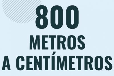 Profesor en pizarra explicando cuanto es 800 metros en centimetros o como pasar de 800 m a cm