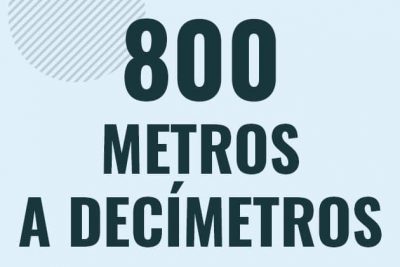 Profesor en pizarra explicando cuanto es 800 metros en decimetros o como pasar de 800 m a dm