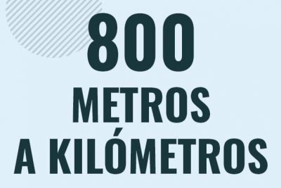 Profesor en pizarra explicando cuanto es 800 metros en kilometros o como pasar de 800 m a km