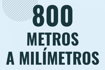 Profesor en pizarra explicando cuanto es 800 metros en milimetros o como pasar de 800 m a mm