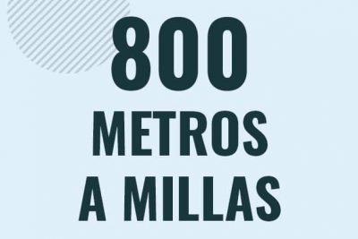 Profesor en pizarra explicando cuanto es 800 metros en millas o como pasar de 800 m a mi