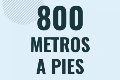 Profesor en pizarra explicando cuanto es 800 metros en pies o como pasar de 800 m a ft