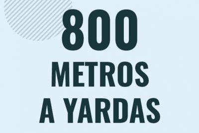 Profesor en pizarra explicando cuanto es 800 metros en yardas o como pasar de 800 m a yd