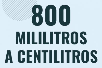 Profesor en pizarra explicando cuanto es 800 mililitros en centilitros o como pasar de 800 ml a cl