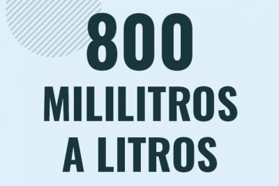 Profesor en pizarra explicando cuanto es 800 mililitros en litros o como pasar de 800 ml a l