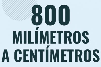 Profesor en pizarra explicando cuanto es 800 milimetros en centimetros o como pasar de 800 mm a cm