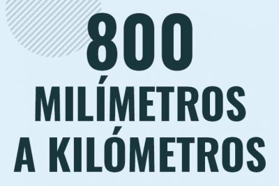 Profesor en pizarra explicando cuanto es 800 milimetros en kilometros o como pasar de 800 mm a km