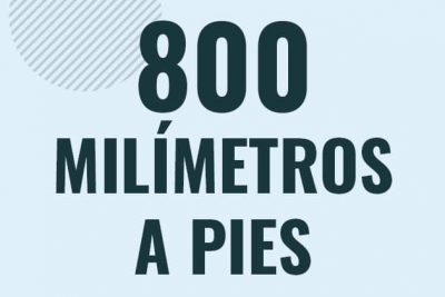 Profesor en pizarra explicando cuanto es 800 milimetros en pies o como pasar de 800 mm a ft