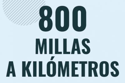 Profesor en pizarra explicando cuanto es 800 millas en kilometros o como pasar de 800 mi a km