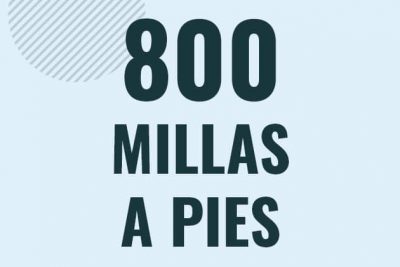 Profesor en pizarra explicando cuanto es 800 millas en pies o como pasar de 800 mi a ft