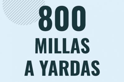 Profesor en pizarra explicando cuanto es 800 millas en yardas o como pasar de 800 mi a yd