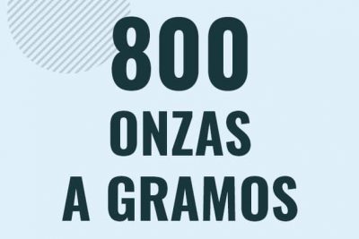 Profesor en pizarra explicando cuanto es 800 onzas en gramos o como pasar de 800 oz a g