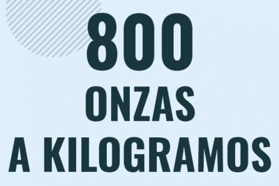 Profesor en pizarra explicando cuanto es 800 onzas en kilogramos o como pasar de 800 oz a kg
