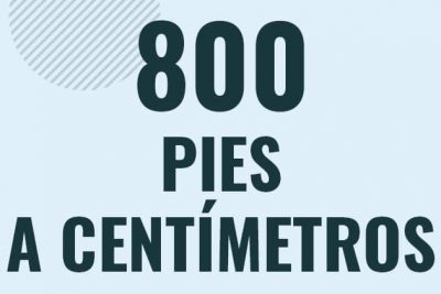 Profesor en pizarra explicando cuanto es 800 pies en centimetros o como pasar de 800 ft a cm