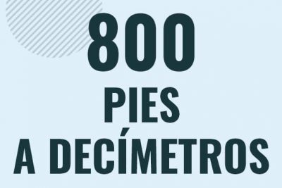 Profesor en pizarra explicando cuanto es 800 pies en decimetros o como pasar de 800 ft a dm