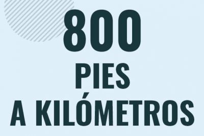 Profesor en pizarra explicando cuanto es 800 pies en kilometros o como pasar de 800 ft a km