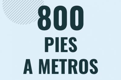 Profesor en pizarra explicando cuanto es 800 pies en metros o como pasar de 800 ft a m