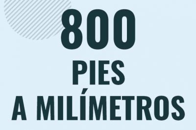 Profesor en pizarra explicando cuanto es 800 pies en milimetros o como pasar de 800 ft a mm