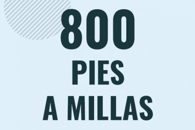 Profesor en pizarra explicando cuanto es 800 pies en millas o como pasar de 800 ft a mi