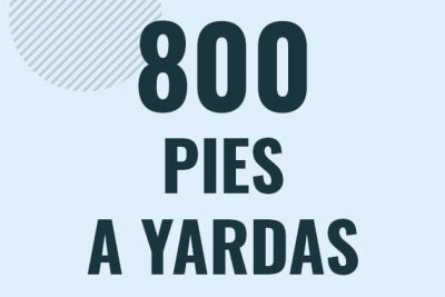 Profesor en pizarra explicando cuanto es 800 pies en yardas o como pasar de 800 ft a yd
