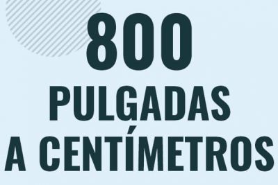 Profesor en pizarra explicando cuanto es 800 pulgadas en centimetros o como pasar de 800 in a cm