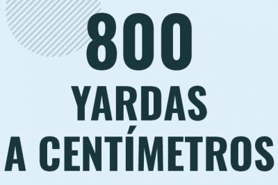 Profesor en pizarra explicando cuanto es 800 yardas en centimetros o como pasar de 800 yd a cm