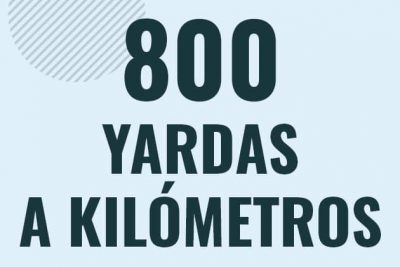 Profesor en pizarra explicando cuanto es 800 yardas en kilometros o como pasar de 800 yd a km