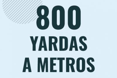 Profesor en pizarra explicando cuanto es 800 yardas en metros o como pasar de 800 yd a m