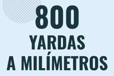 Profesor en pizarra explicando cuanto es 800 yardas en milimetros o como pasar de 800 yd a mm