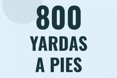 Profesor en pizarra explicando cuanto es 800 yardas en pies o como pasar de 800 yd a ft