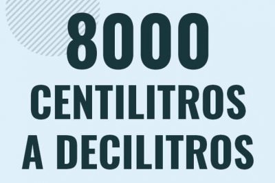 Profesor en pizarra explicando cuanto es 8000 centilitros en decilitros o como pasar de 8000 cl a dl
