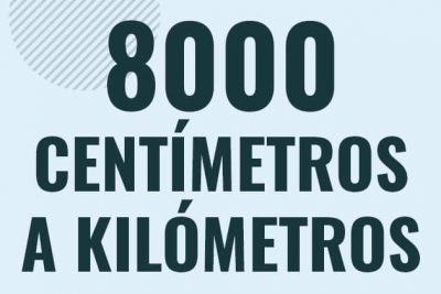 Profesor en pizarra explicando cuanto es 8000 centimetros en kilometros o como pasar de 8000 cm a km