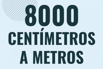 Profesor en pizarra explicando cuanto es 8000 centimetros en metros o como pasar de 8000 cm a m