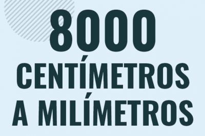 Profesor en pizarra explicando cuanto es 8000 centimetros en milimetros o como pasar de 8000 cm a mm