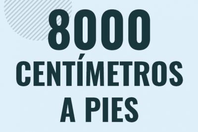 Profesor en pizarra explicando cuanto es 8000 centimetros en pies o como pasar de 8000 cm a ft