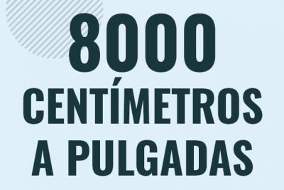 Profesor en pizarra explicando cuanto es 8000 centimetros en pulgadas o como pasar de 8000 cm a in