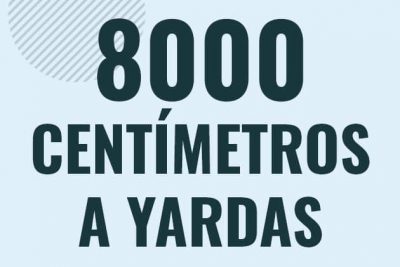 Profesor en pizarra explicando cuanto es 8000 centimetros en yardas o como pasar de 8000 cm a yd