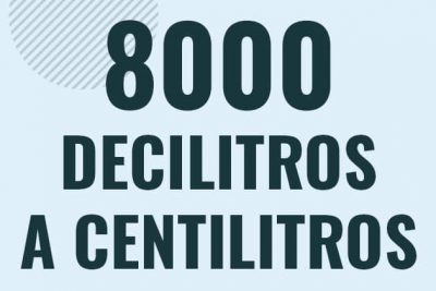 Profesor en pizarra explicando cuanto es 8000 decilitros en centilitros o como pasar de 8000 dl a cl