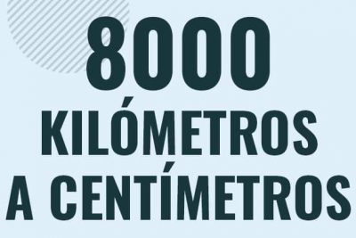 Profesor en pizarra explicando cuanto es 8000 kilometros en centimetros o como pasar de 8000 km a cm